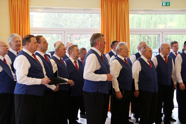 In Erwartung des ersten Liedes.