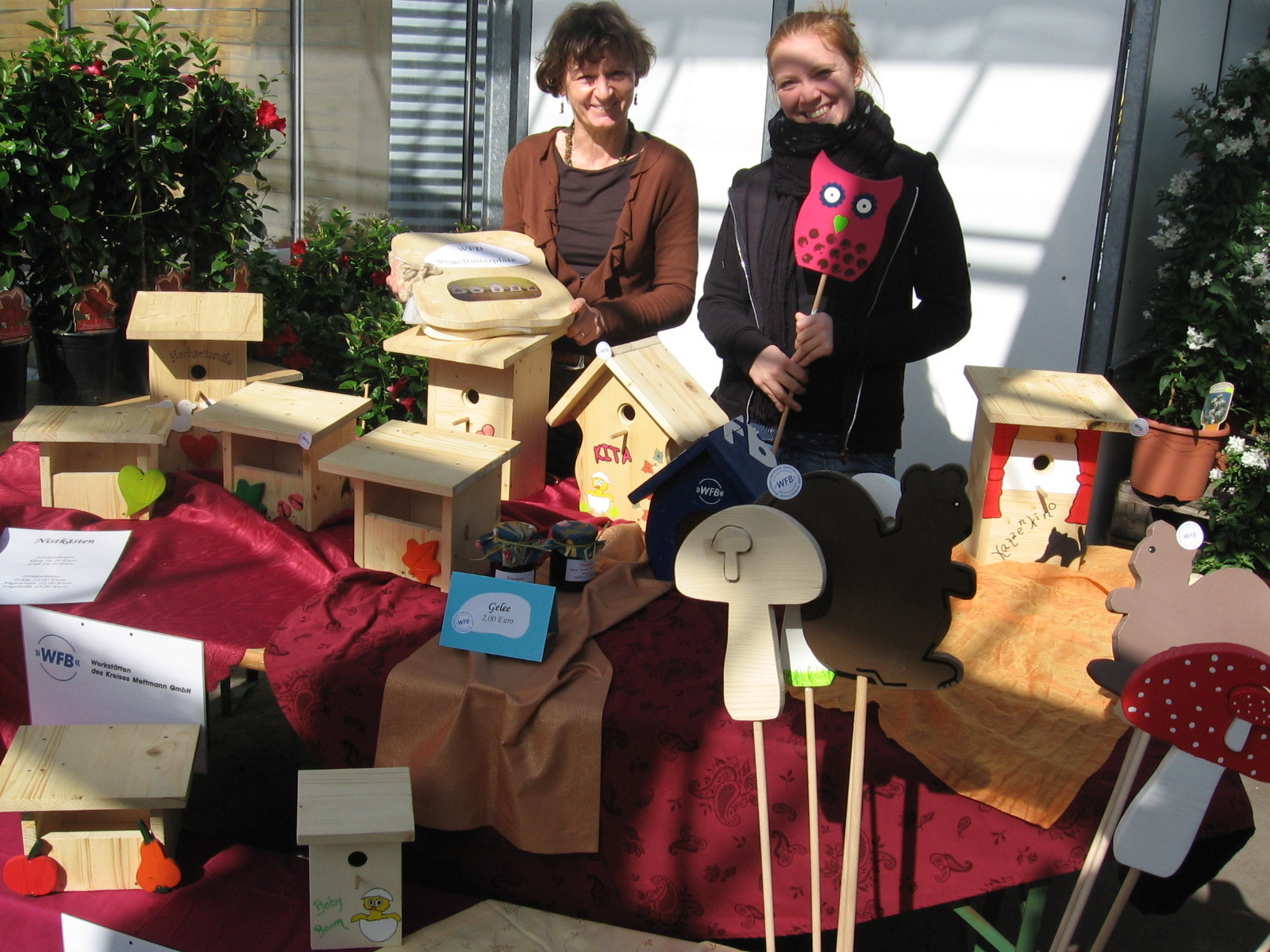 Roswitha Köster (links) und Ann-Catrin Winkel von der WFB Langenfeld bieten vor allem Artikel aus Holz wie Nistkästen an.