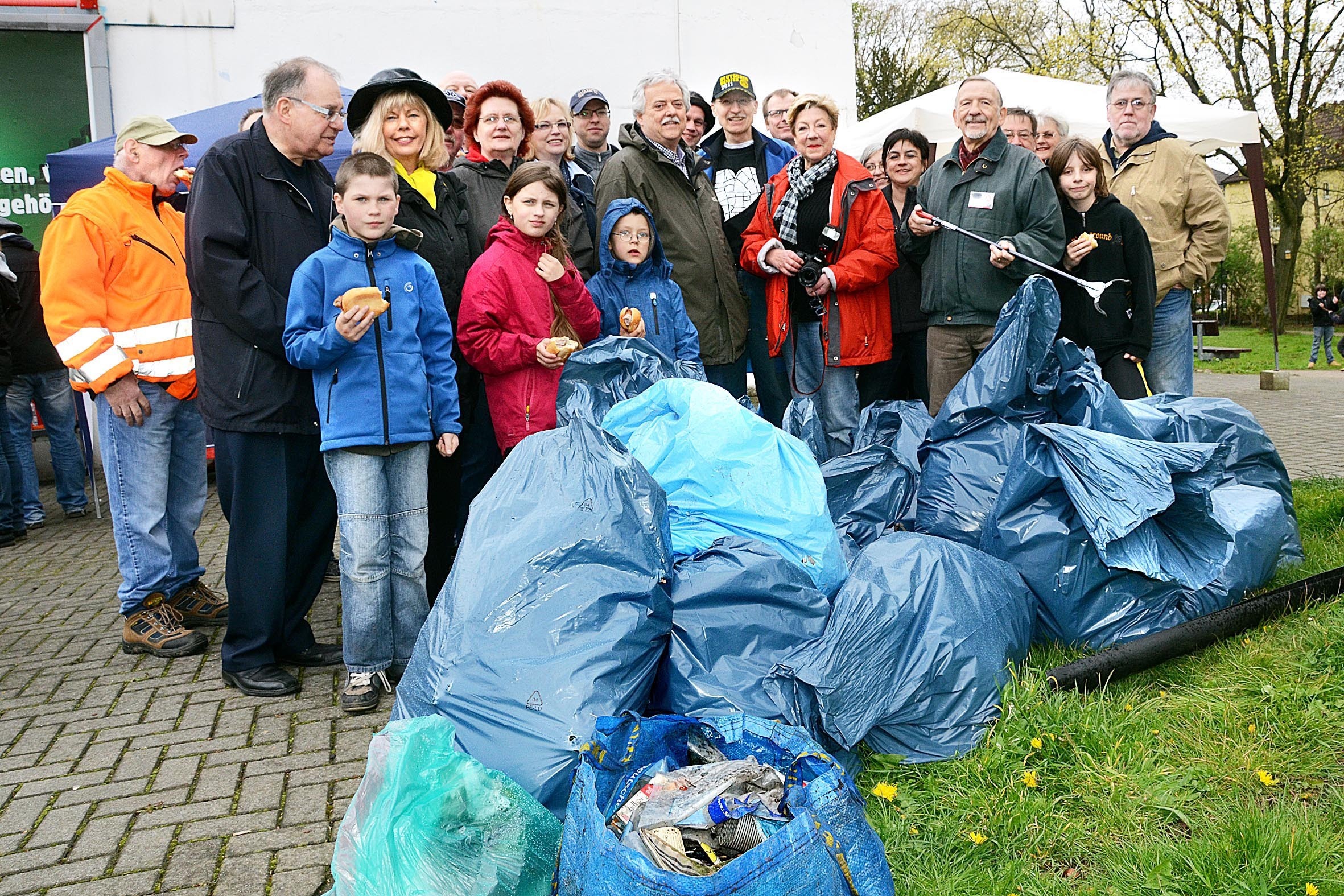 Nach Ende des Großreinemachens unter Regie des KKK trafen sich die zahlreichen Helfer neben der Müllsammelstelle im Körner Park zu Bratwurst und Brause und bei Musik.