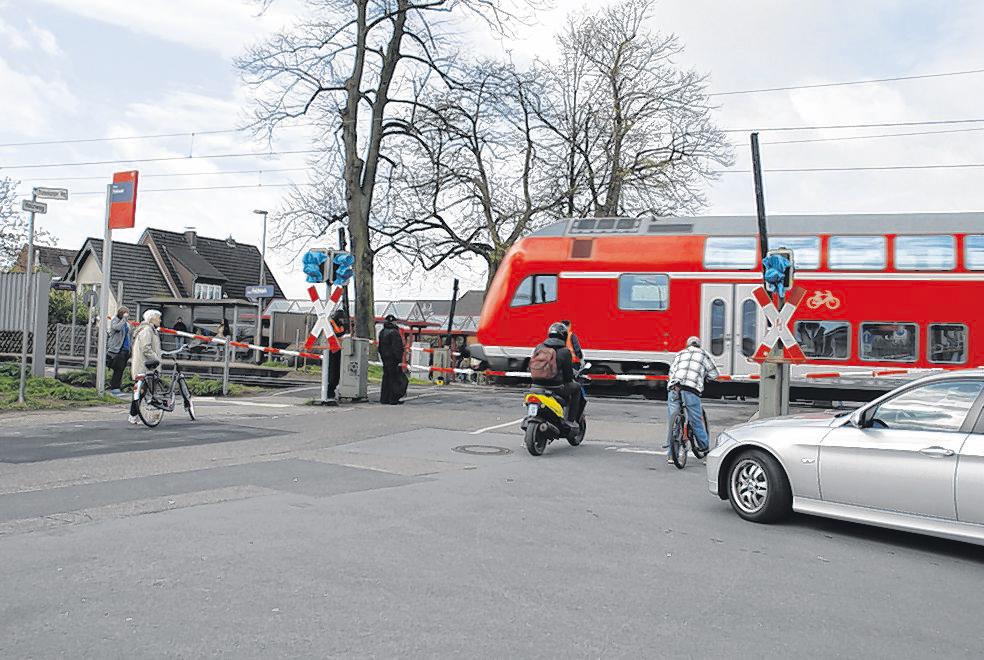 Bahnübergang Wesel-Feldmark: Mindestens vier Züge mussten die Rad-, Roller- und Autofahrer sowie Fußgänger hier abwarten, bis sie endlich auf die andere Seite durften.