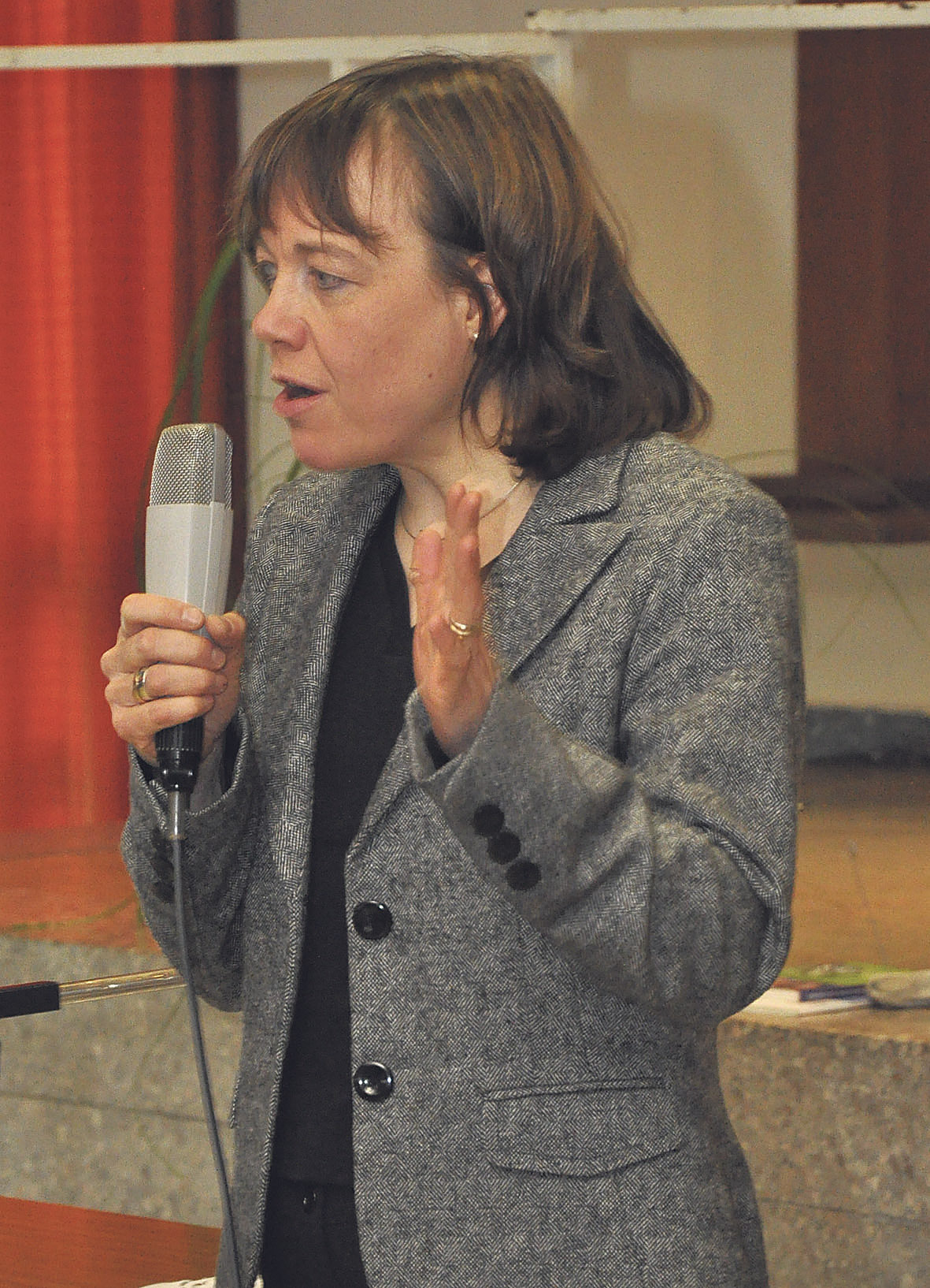 Beim anschließenden Gespräch im Gemeindehaus beantwortete Annette Kurschus Fragen zur Ökumene.