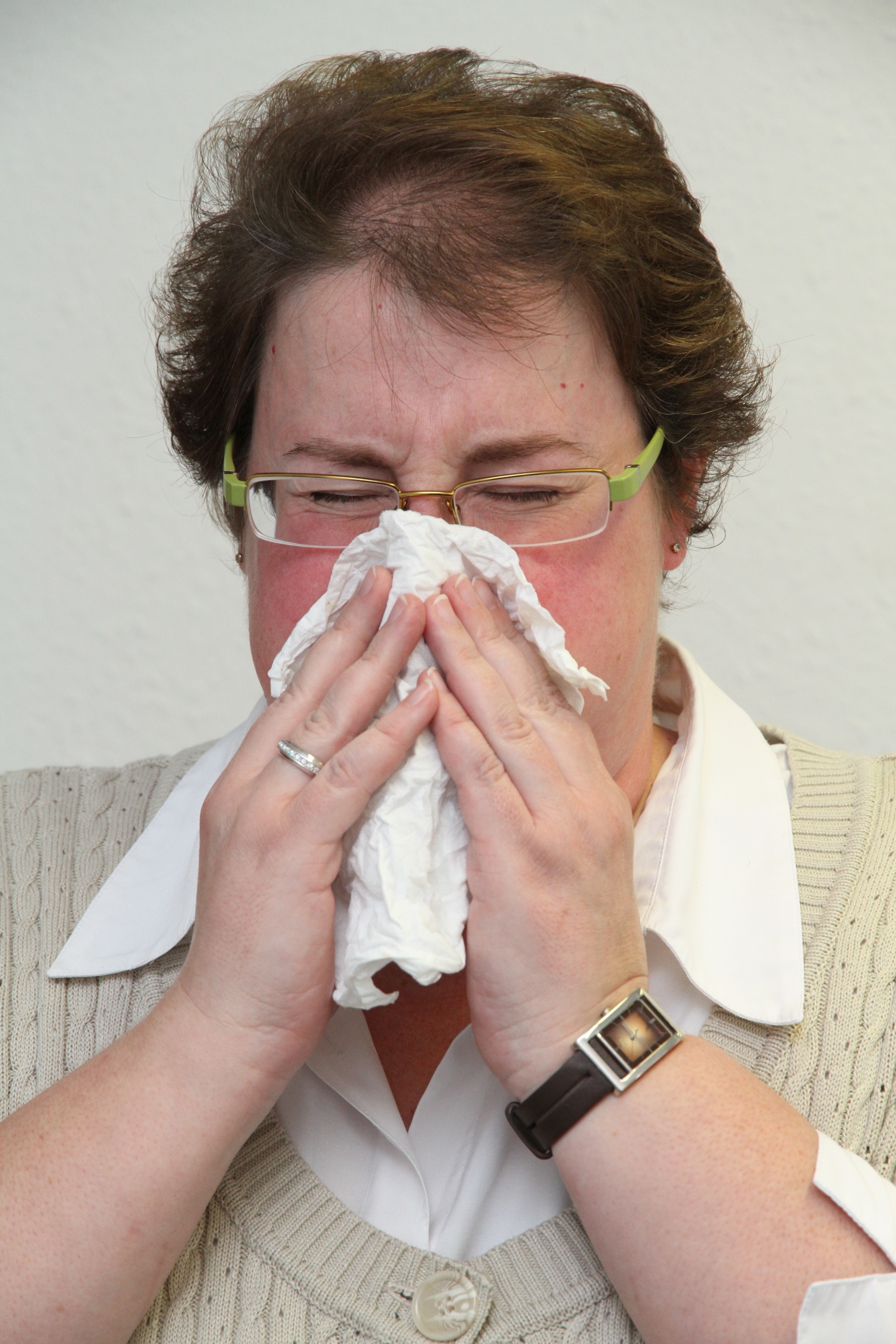 Haaatschiii! Genauso wie es heutzutage - eigentlich - verpönt ist, "Gesundheit" zu wünschen, ist es ebenso verpönt, ins Taschentuch zu schnäuzen. Aber wohin dann mit dem ganzen Rotz?