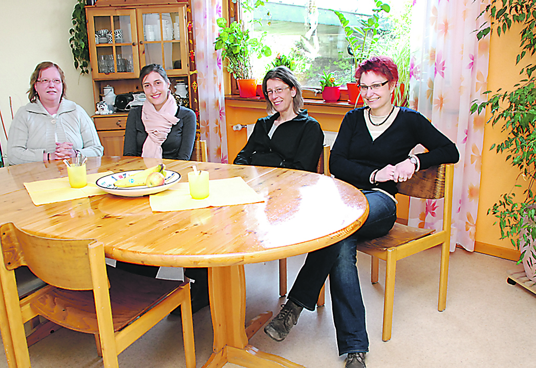 In der gemütlichen Küche wird frisch gekocht und gemeinsam gegessen. Für viele Kinder der Heilpädagogischen Tagesgruppe ist das eine besondere Erfahrung. Das Foto zeigt v.l. Dorothea Kaltenhäuser, Charlotte Henkel (die ein Freiwilliges Soziales Jahr absolviert), Elli Pfohl und Sabine Cardinier. Foto: Pielorz