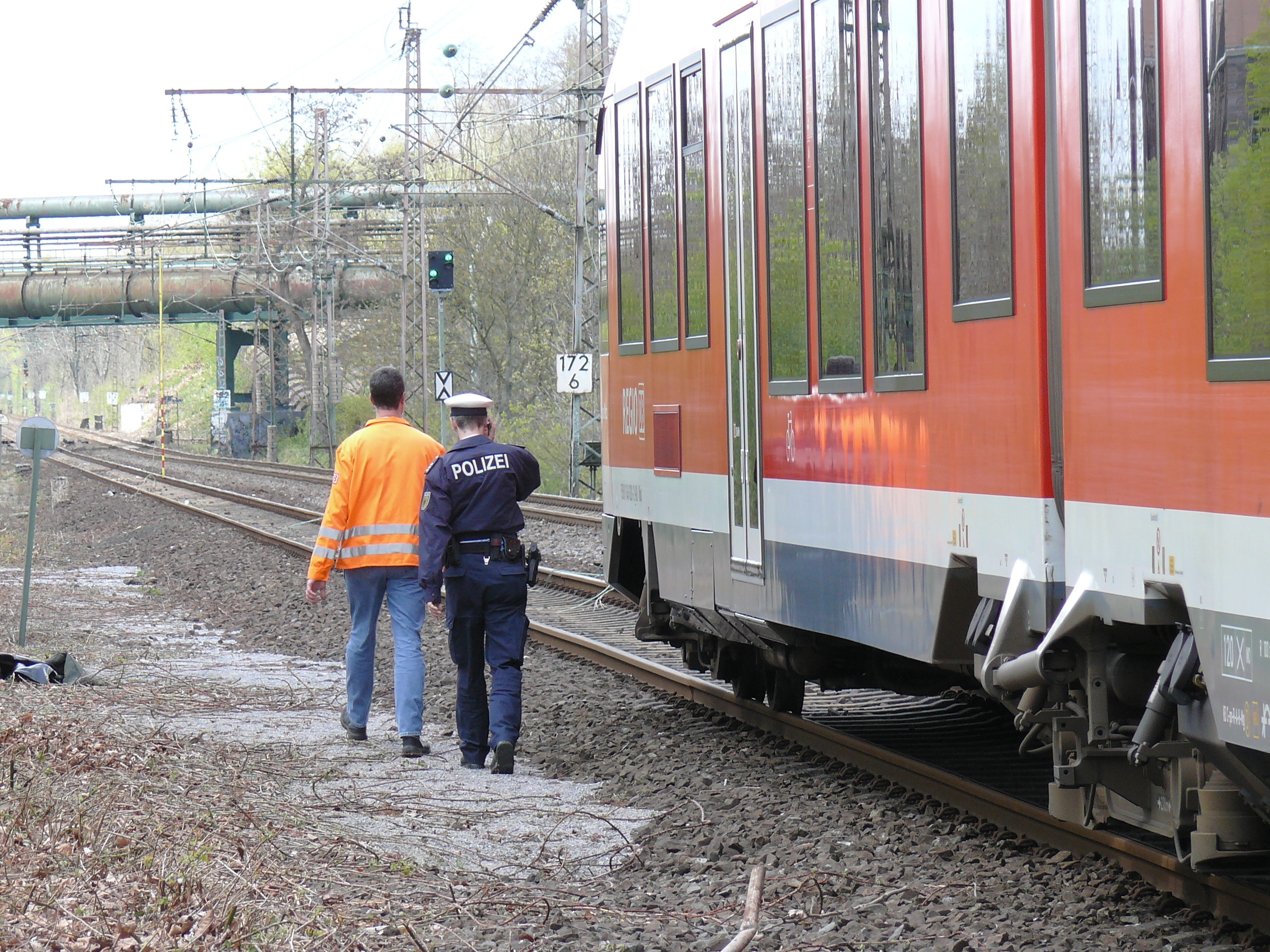 Nichts geht mehr, der Bahnverkehr liegt lahm. Die Bundespolizei ermittelt jetzt die Unfallursache. Glücklicherweise wurde keiner der Fahrgäste verletzt.