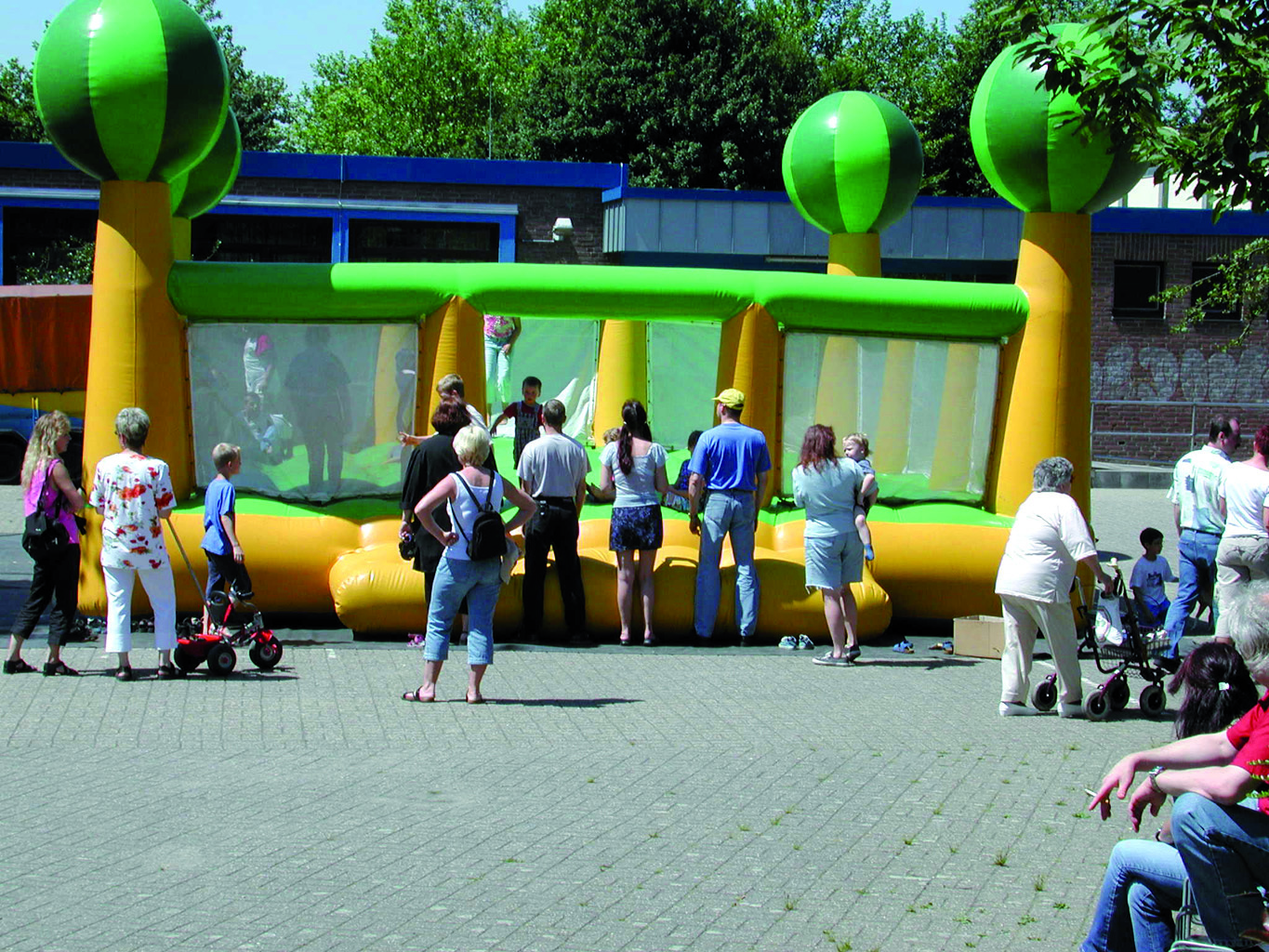 Für die kleinen Besucher wird eigens eine Hüpfburg aufgebaut.