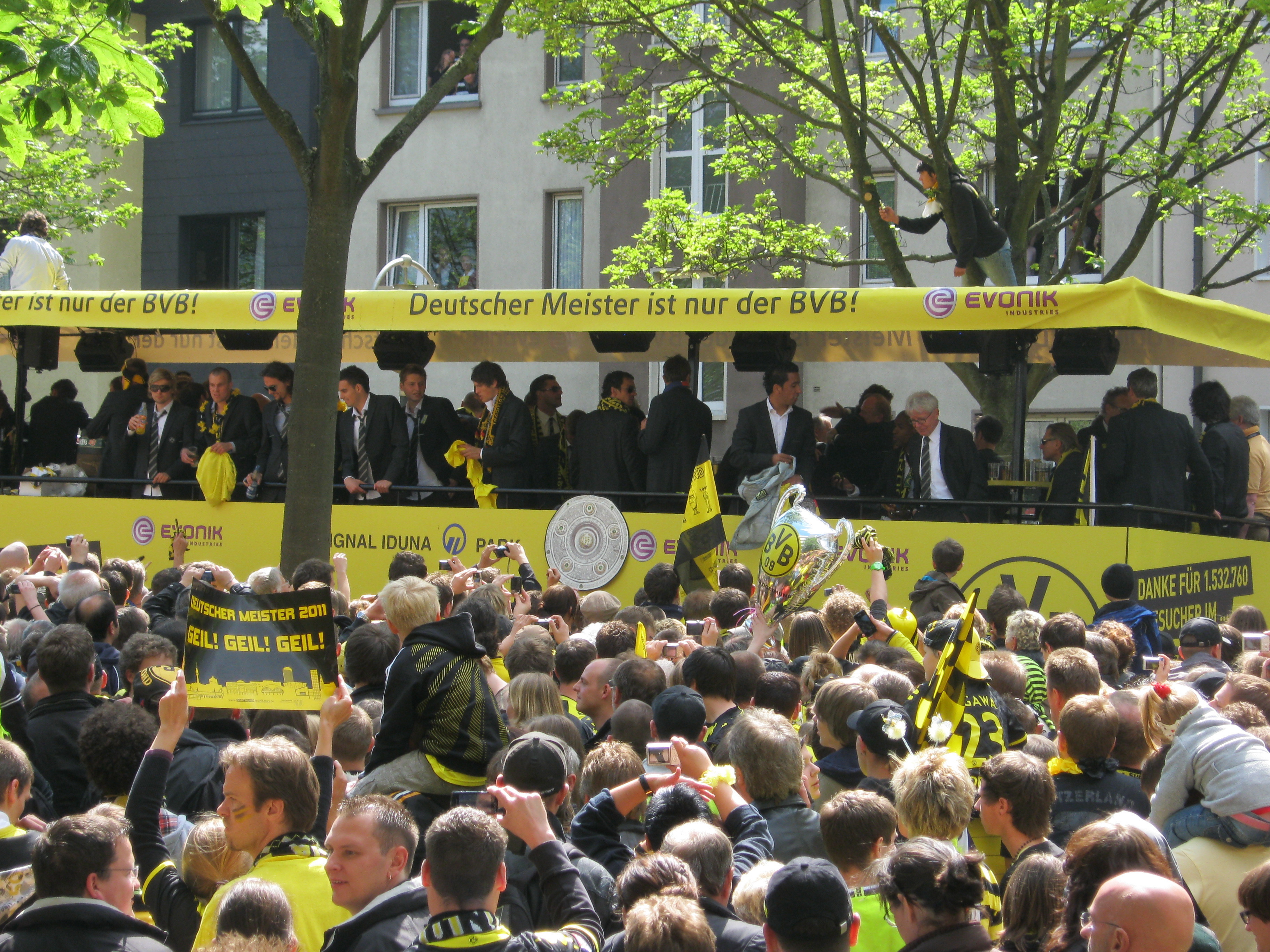 Fans und Mannschaft feierten im vergangenen Jahr die Meisterschaft. Das woll´n wa wieder haben...