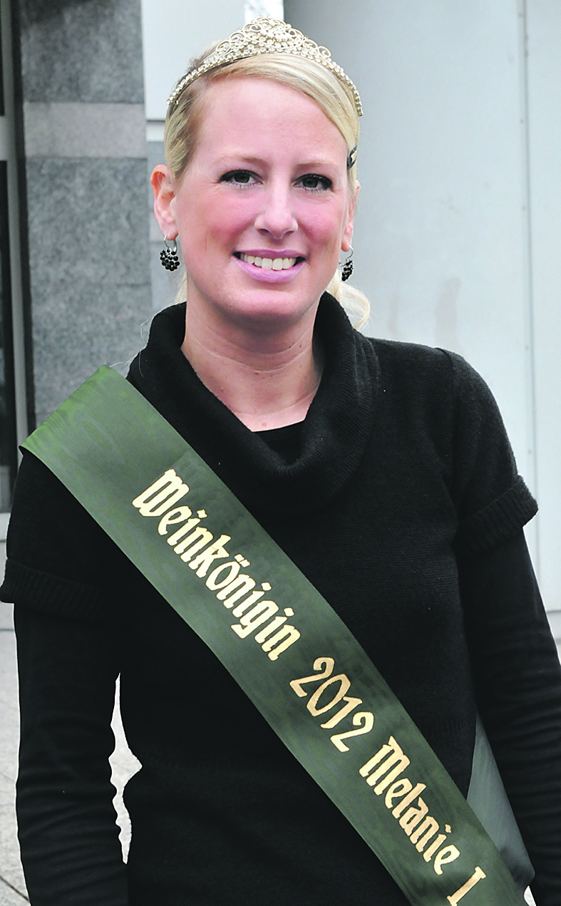Weinkönigin Melanie I. gibt sich auf dem Hülser Weinmarkt die Ehre. Foto: Hüls zieht an