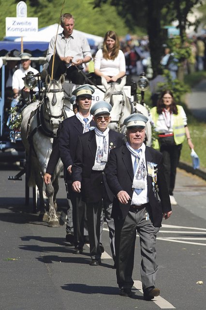 Voller Stolz auf das älteste Brauchtumsfest im Revier ziehen sie durch die Straßen Bochums, die Kompanien der Bochumer Maiabendgesellschaft. Foto: Molatta