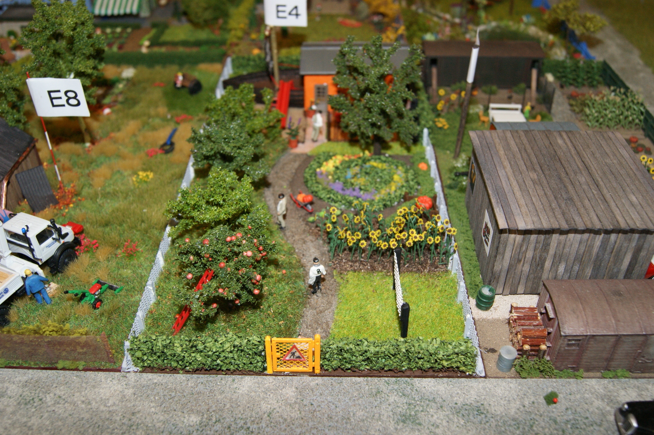Kleingarten mit Sonnenblumen