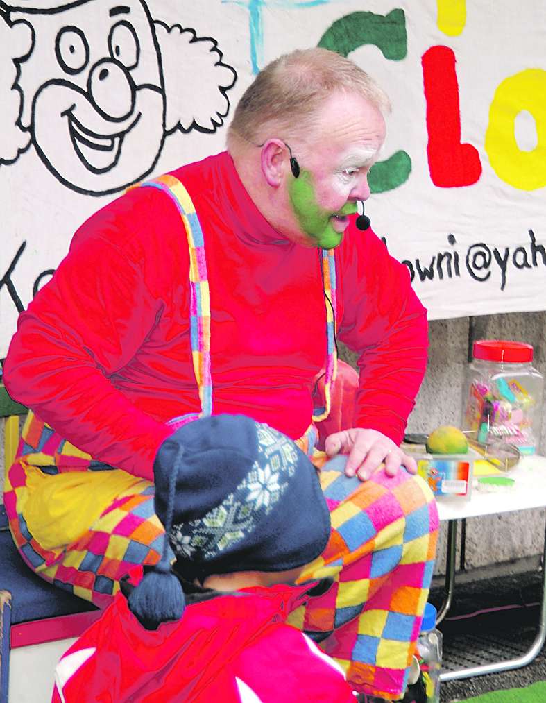 Bringt die Kleinem beim Kinderfest am Sonntag in Stimmung: Papa Clowni. Das Fest für die Minist findet ab 14 Uhr auf der Trogemannstraße statt. Foto: Hüls zieht an
