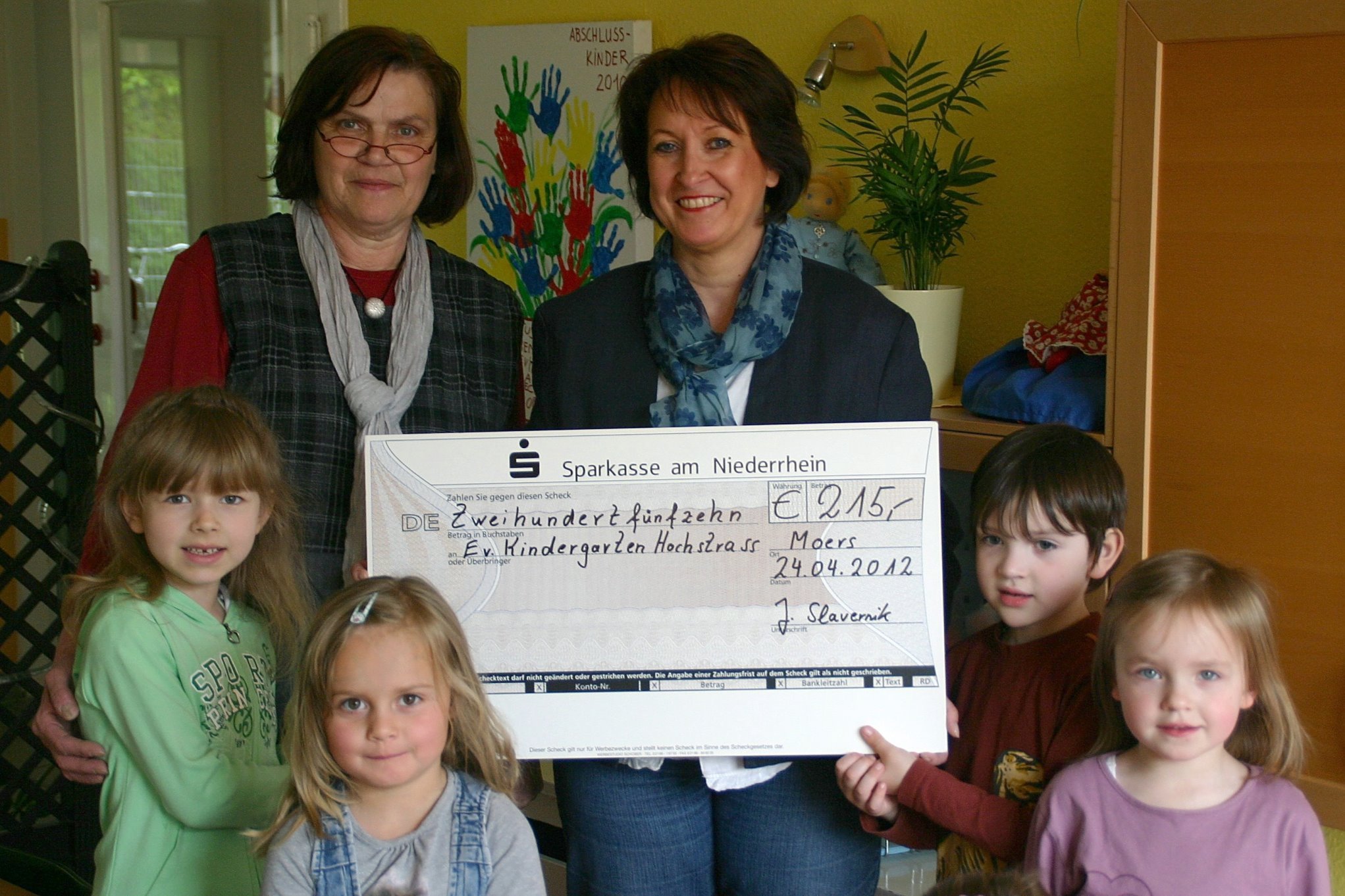 Jutta Slavernik (rechts), Inhaberin des Friseursalon Jutta in Moers-Hochstraß, überreichte den Erlös einer Tombola anläßlich des 25-jährigen Geschäftsjubiläums an die Kindergartenleiterin, Doris Hartmann (links), des ev. Kindergarten Katzbachstraße.