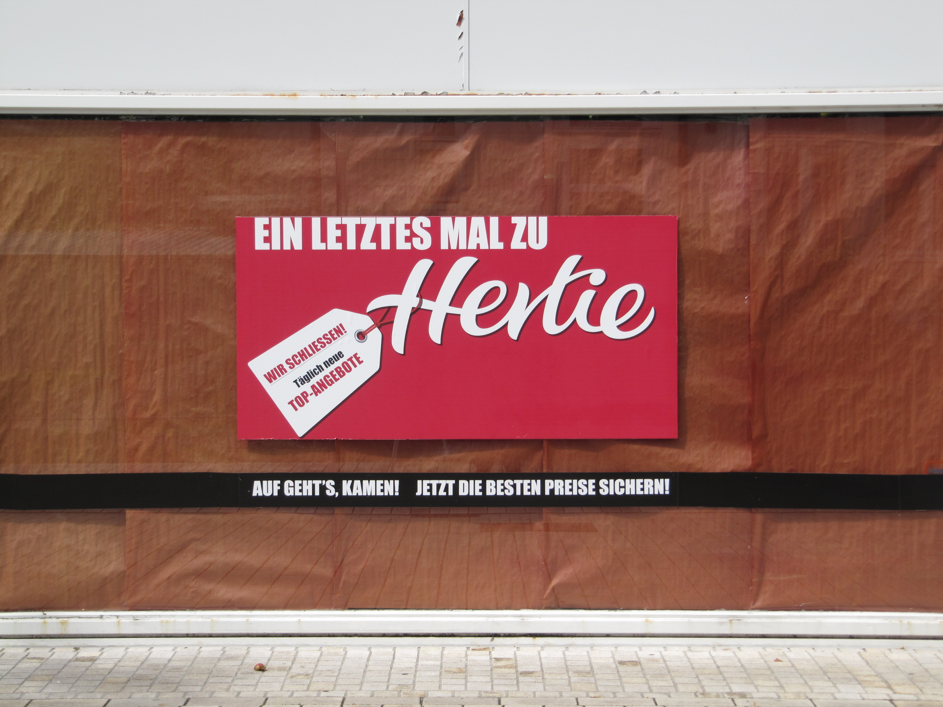 Traurig: Die letzte Kaufhaus-Werbung war am Hertie-Schaufenster vor 1000 Tagen zu lesen. Archiv-Foto: Volkmer