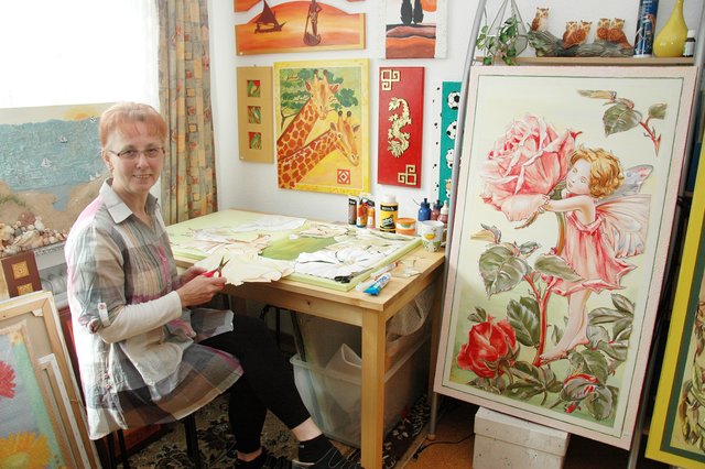 Malen, schneiden und kleben: Heidi Wehner geht in ihrer Hobby-Kunst voll auf.