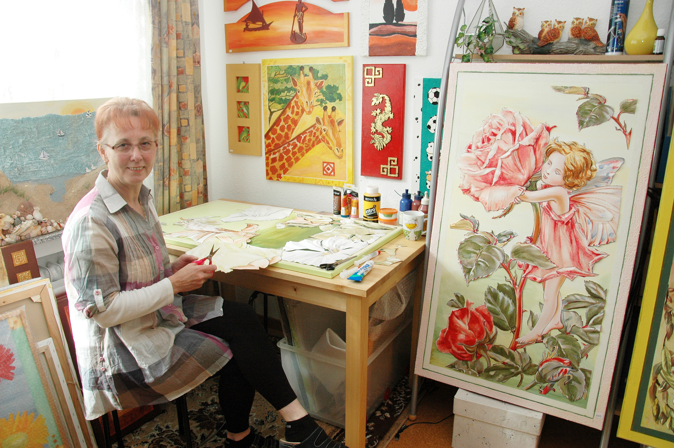 Malen, schneiden und kleben: Heidi Wehner geht in ihrer Hobby-Kunst voll auf.