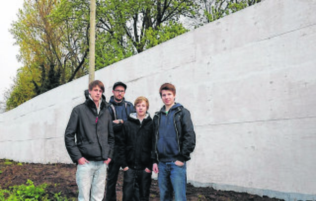 Jan, Martin, Max und Bastian würden gern ran an die weiße Wand - doch das Geld fehlt. Foto: Winkler