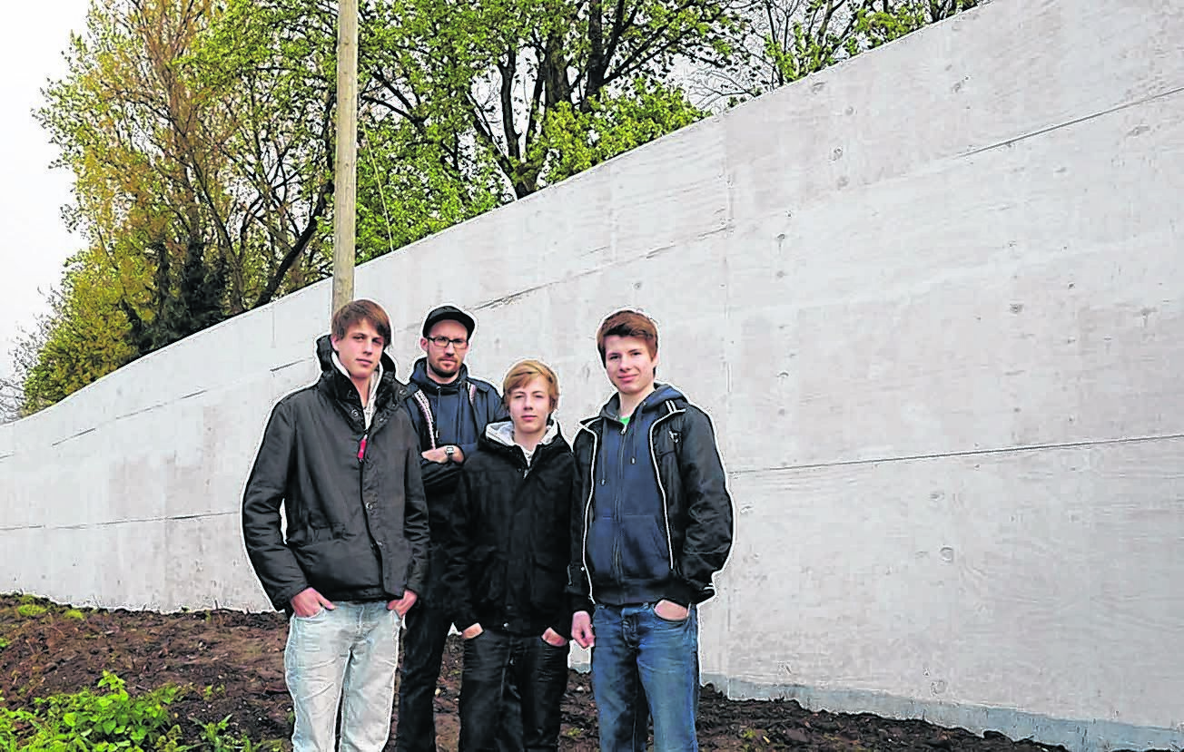 Jan, Martin, Max und Bastian würden gern ran an die weiße Wand - doch das Geld fehlt. Foto: Winkler