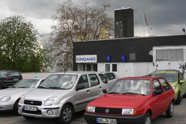 "Schöner parken" sieht anders aus. Und auch der Weg vom oder zum Auto ist keine Freude. Viele, vor allem Frauen, nutzen lieber den langen Aufgang über die Rampe als durch das mittlerweile verschmuddelte Treppenhaus zu gehen.