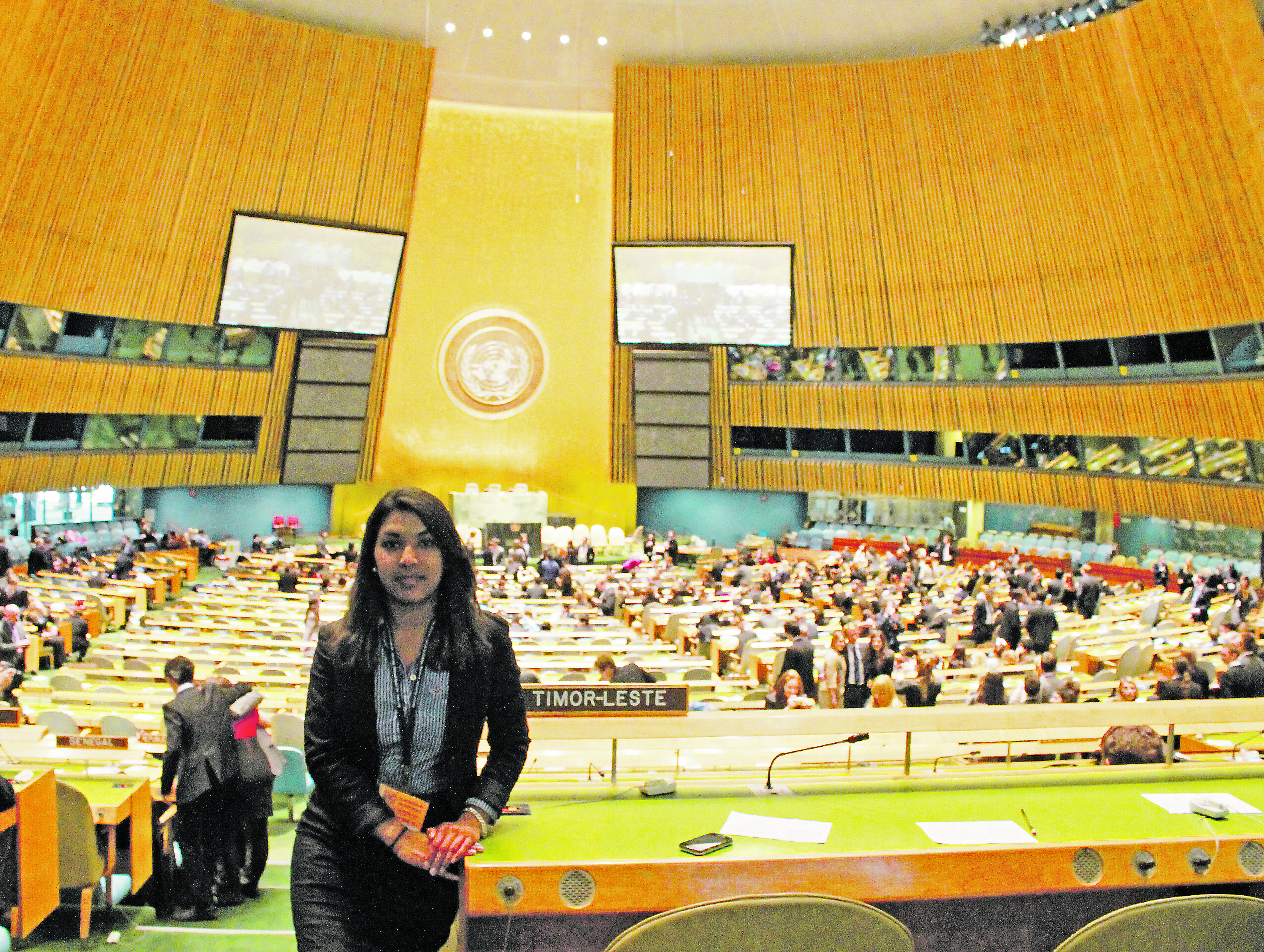 Im April dieses Jahres nahm die Studentin Sinththusha Tharmalingam am Model United Nations 2012 teil, die in New York stattfand. Die MUN ist die weltgrößte UN-Simulation, bei der die Studenten in die Rolle eines Delegierten schlüpfen und das ihnen jeweils zugeteilte Land bei den Verhandlungen vertreten. Die 25jährige nahm für die Universität Witten/Herdecke teil, der der Sudan zugeteilt wurde. Foto: privat