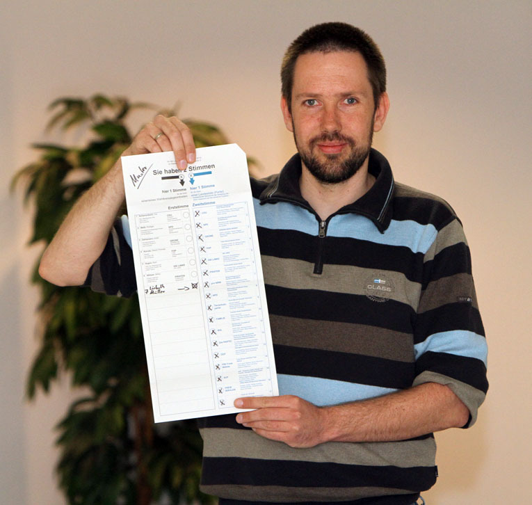 Fürs Foto zeigt Michael Leufert einen ungültigen Wahlzettel, auf dem alle Parteien angekreuzt worden sind. Foto: Volkmer