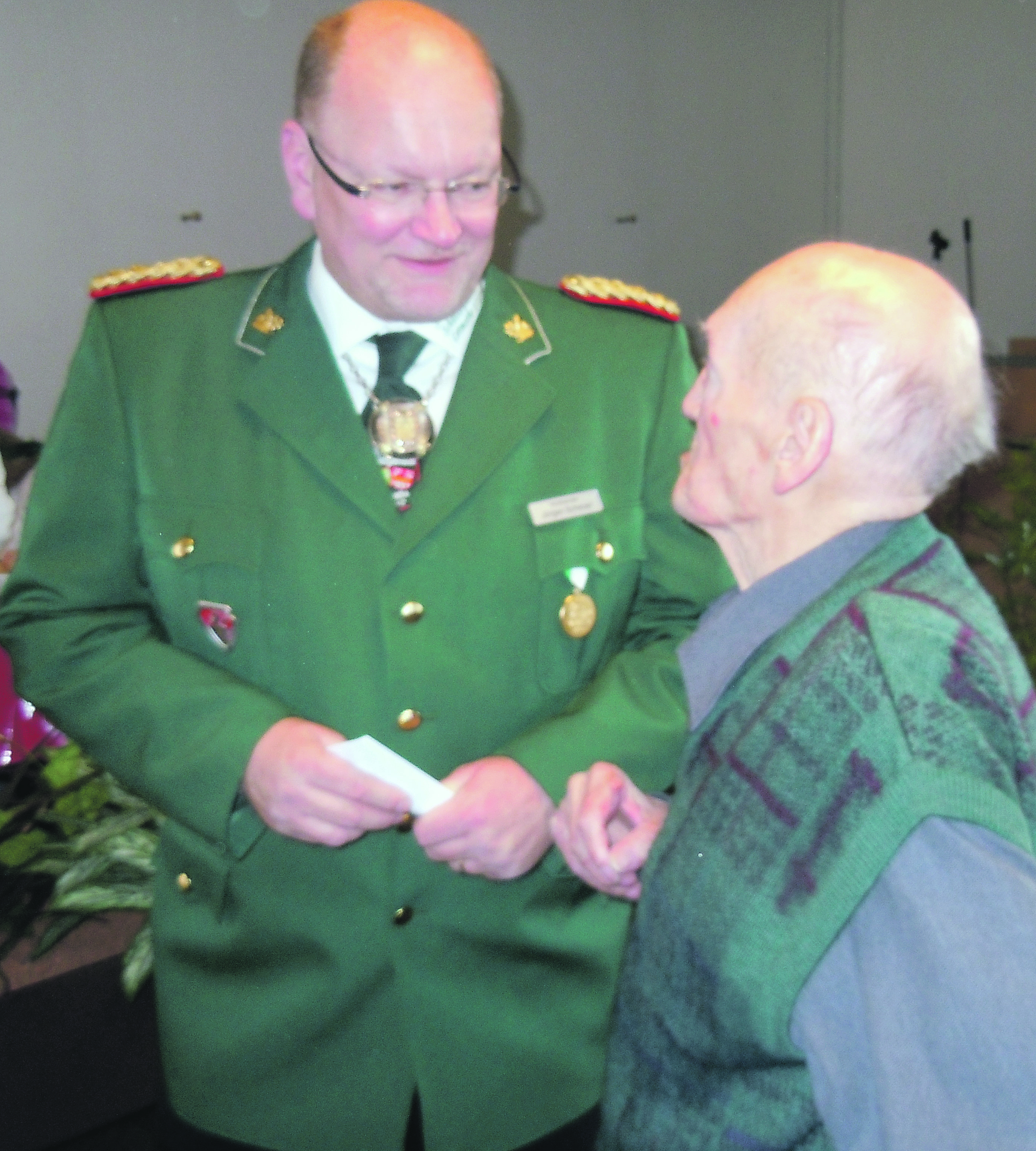 Letmathes Schützenvorsitzender Jürgen Scheuer im Gespräch mit dem ältesten Vereinsmitglied Theo Sithoff (89), der 56 Jahre im Verein ist und davon 36 Jahre als Schießwart tätig war.