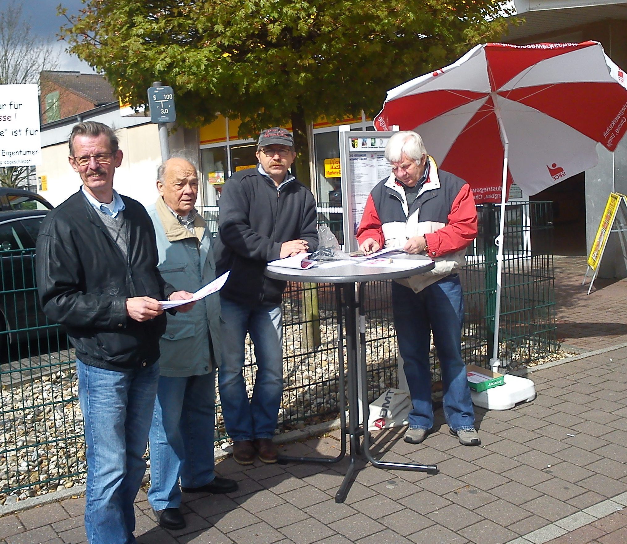 Die Braucker IGBCE stellt sich dem Gespräch im Stadtteil vor ihrem Infokasten.