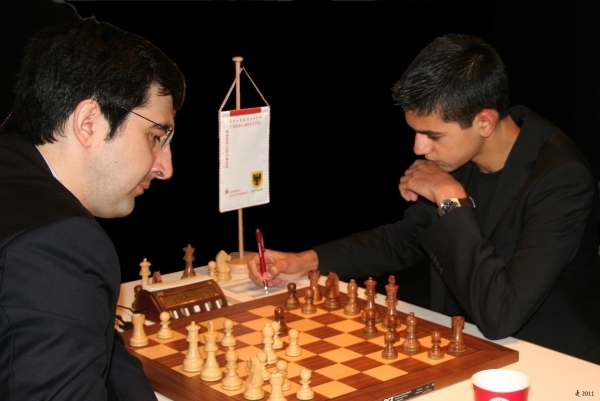Anish Giri gegen den ehem. Weltmeister und inzwischen 10maligen Sieger in Dortmund 2011 Vladimir Kramnik.