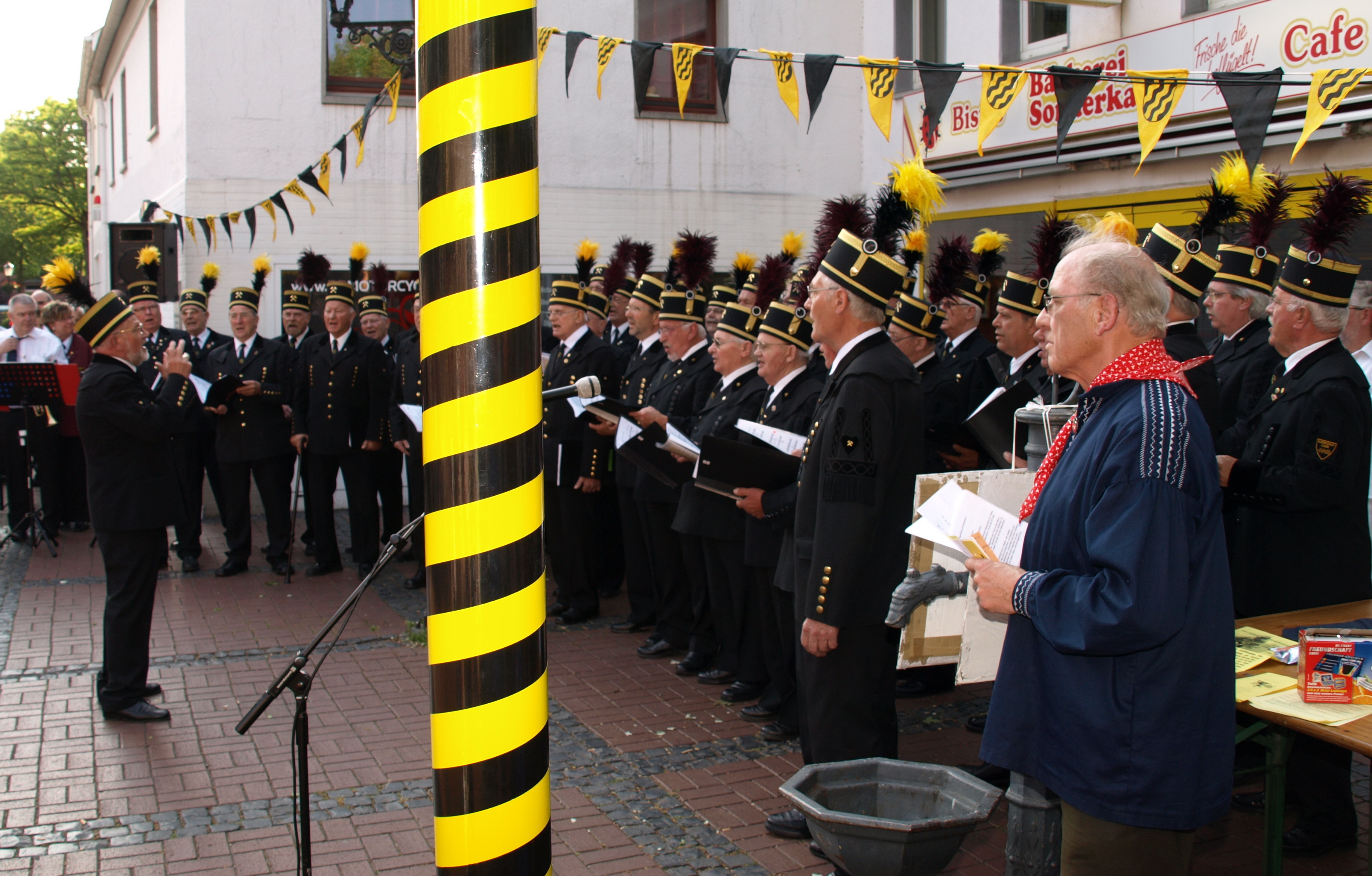 Die Aufstellung des Maibaums hat in Neukirchen-Vluyn Tradition.Foto: privat