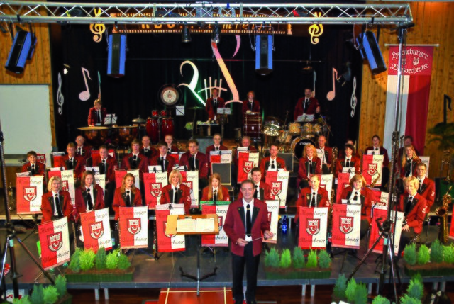 Das Horneburger Blasorchester stellt regelmäßig mit Jahreskonzerten unter Beweis, wie umfangreich sein Repertoire ist. Dieses Foto entstand 2009 in der Stadthalle Datteln. Das Jubiläumskonzert zum 90-jährigen Bestehen am Samstag, 12. Mai, um 20 Uhr in der Hubertushalle bietet eine musikalische Zeitreise durch die Vereinsgeschichte. Foto: HBO