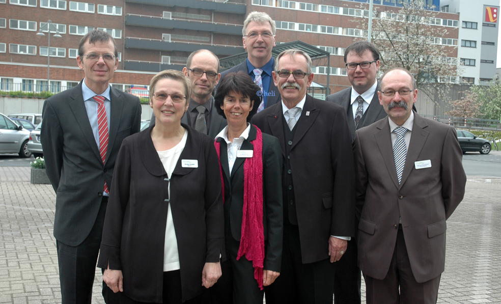 Auf dem Foto (vorne von links): Pfarrerin Gesine Gawehn, Ruth Kolkmann, Aufsichtsratsvorsitzender Dieter Schütte, Michael Hans Nühlen; hintere Reihe von links: Festredner Pfarrrer Christoph Radbruch (Vorstandsmitglied DEK), Dr. Winfried Neuköter, Krankenhaus-Geschäftsführer Rainer Rabsahl sowie Markus Frieling.