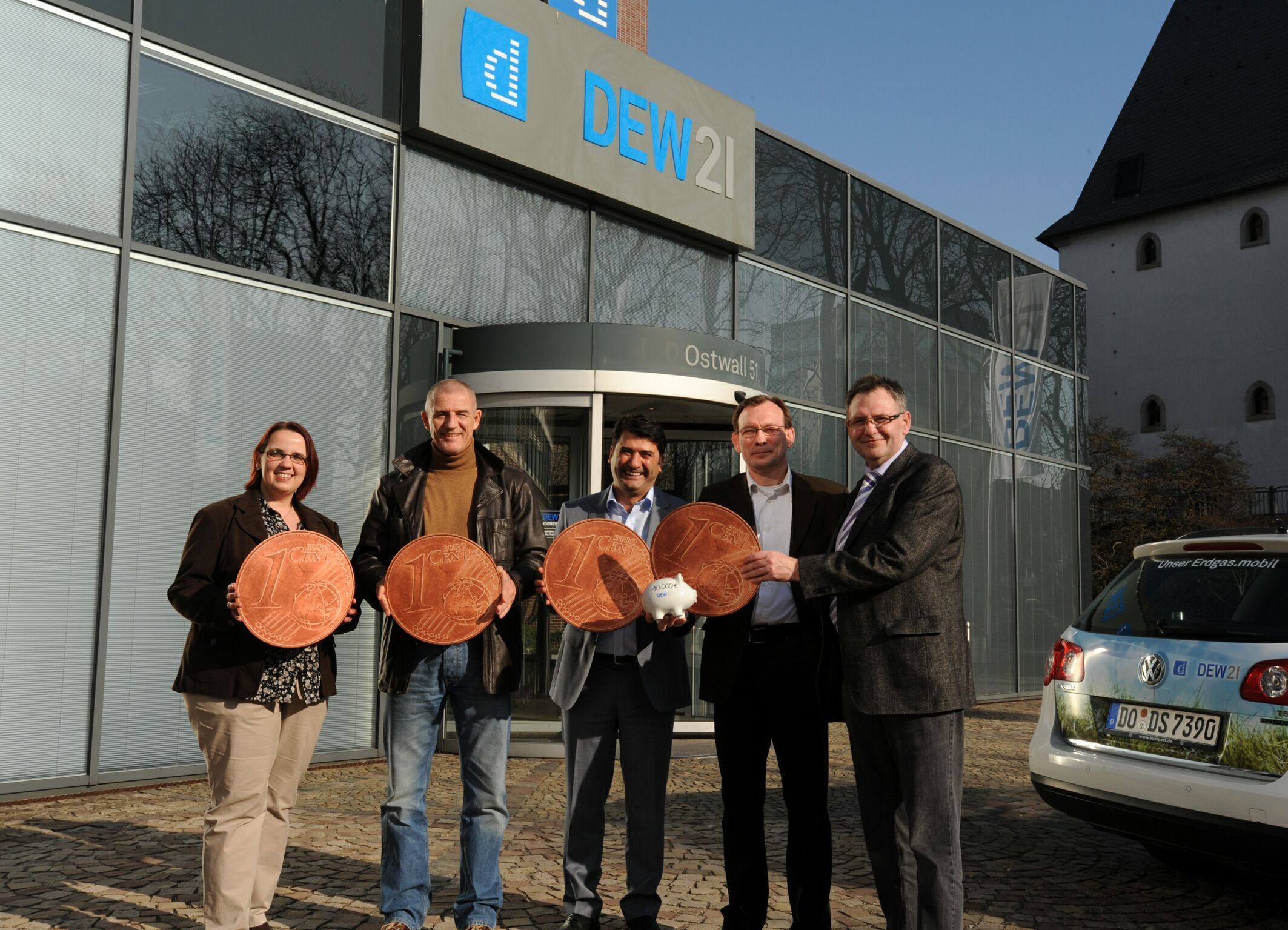 Über die Spendenaktion freuen sich Sonja Frese (li.), Michael Schröer (2.v.re.) und Armin Boese (re.) vom DEW21 Betriebsrat sowie Bernd Krispin (2.v.li.) und Metin Duman (Mitte) von Kinderglück.