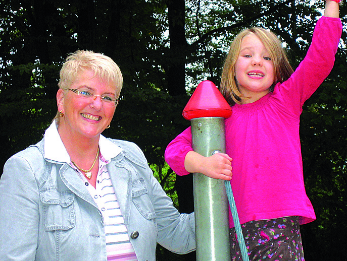 Ilse Schwarzer und ihr Lila-Feen-Kind Sophia haben in ihrer gemeinsamen Zeit viel Spaß.