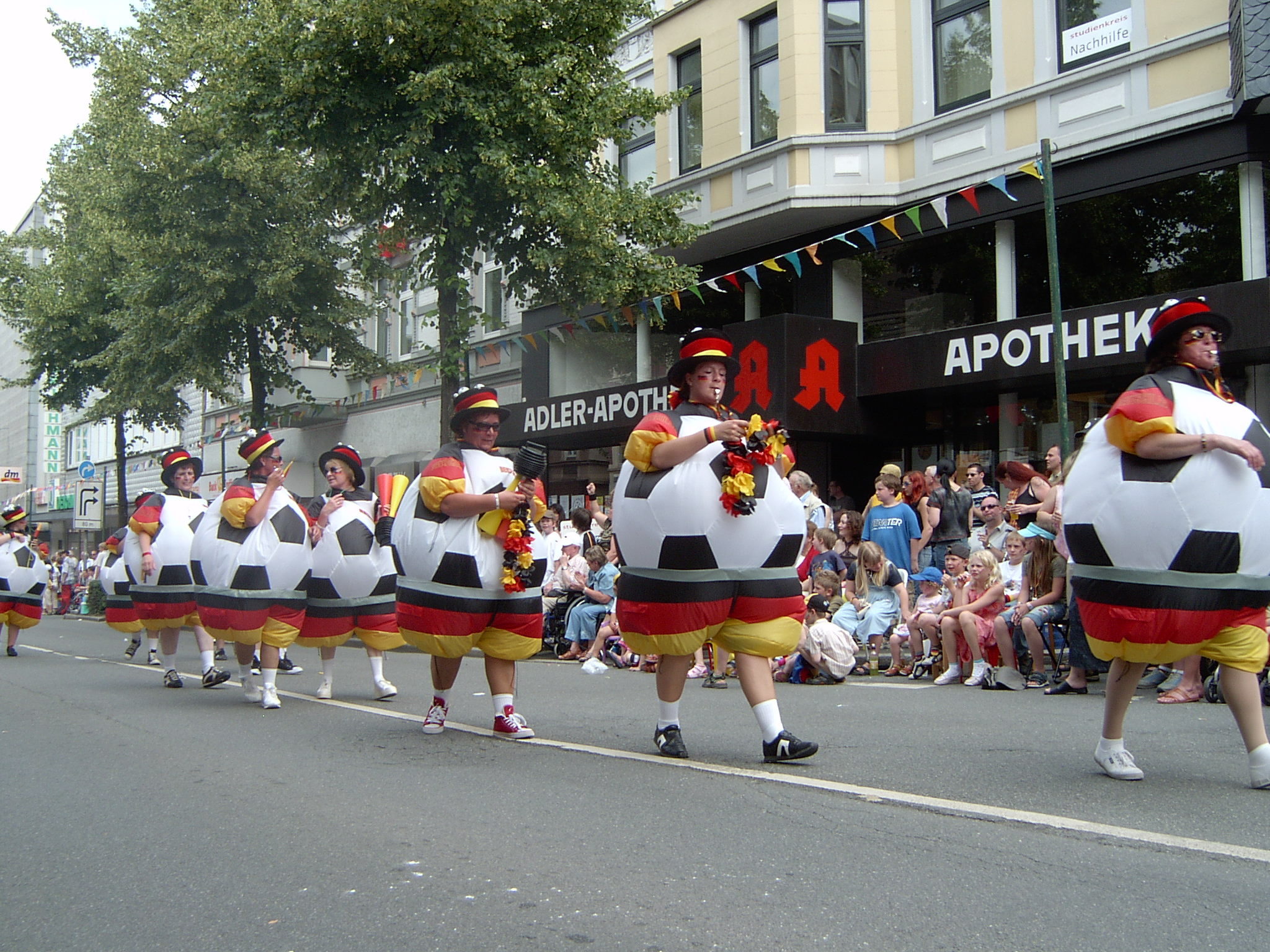 Fußball und Kirmeszug. Gevelsberger Kirmeszug - Die Fußbälle laufen am Kirmessonntag (Juni 2006, während der WM in D) durch die Mittelstraße ... Rollen diese auch 2012 für Deutschland?