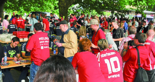 Zusammenhalt durch Zusammenrücken: Spieler und Fans, hier bei der Autogrammstunde vor Saisonbeginn. Foto: privat