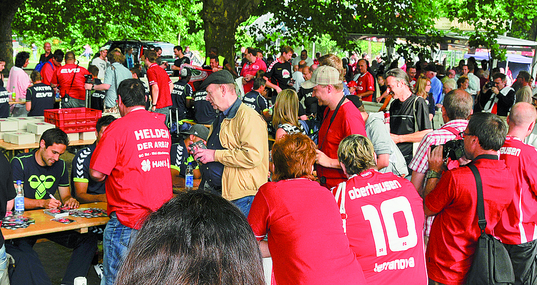 Zusammenhalt durch Zusammenrücken: Spieler und Fans, hier bei der Autogrammstunde vor Saisonbeginn. Foto: privat