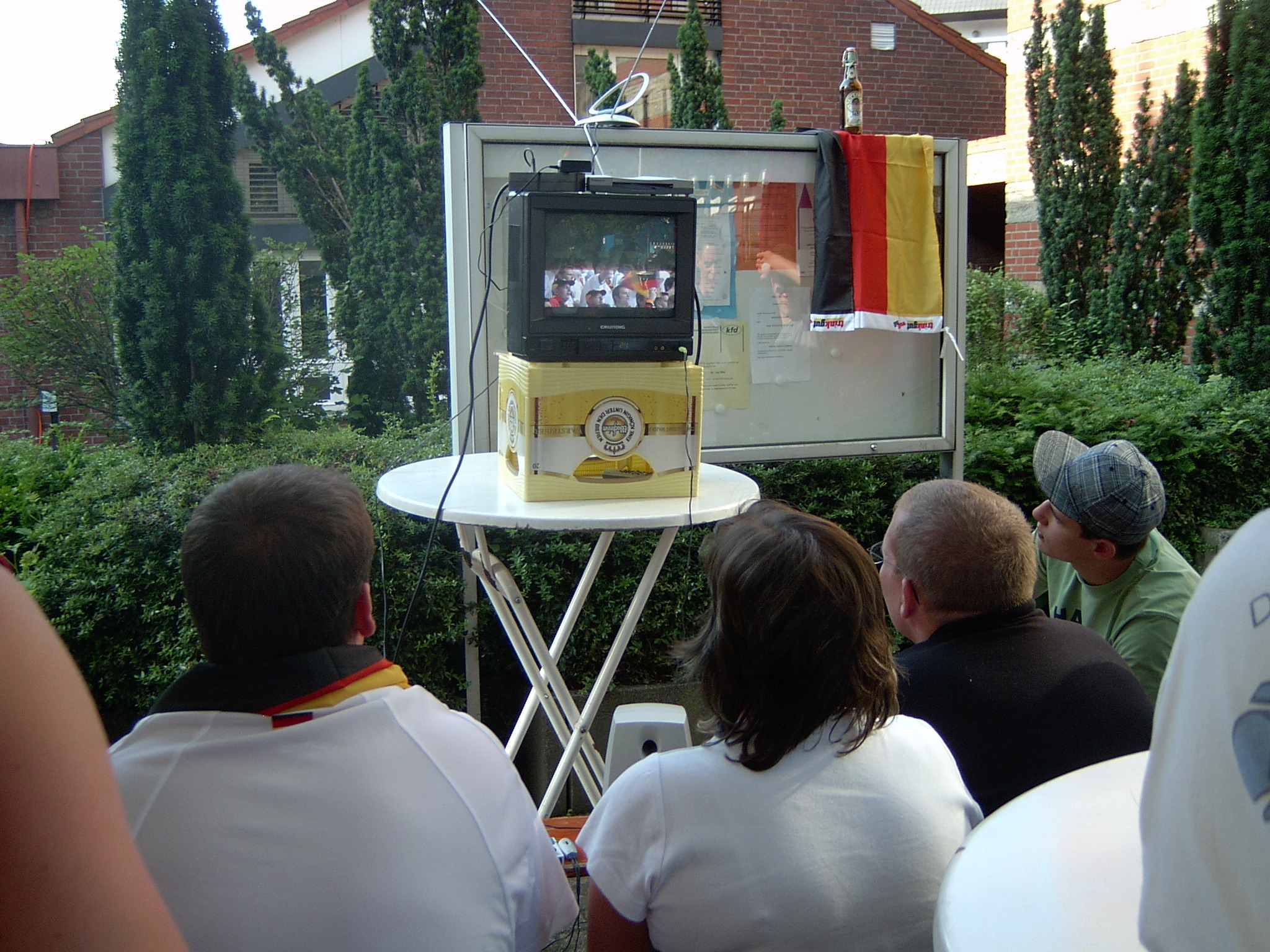 Nur nichts verpassen! - TV zur Fußball-WM 2006 auf der Gevelsberger Kirmes mit eigenem Bierstand. Zur EM 2012 im Juni auch? Sollten wir in 2012 überhaupt Spiele aus der Ukraine schauen?
