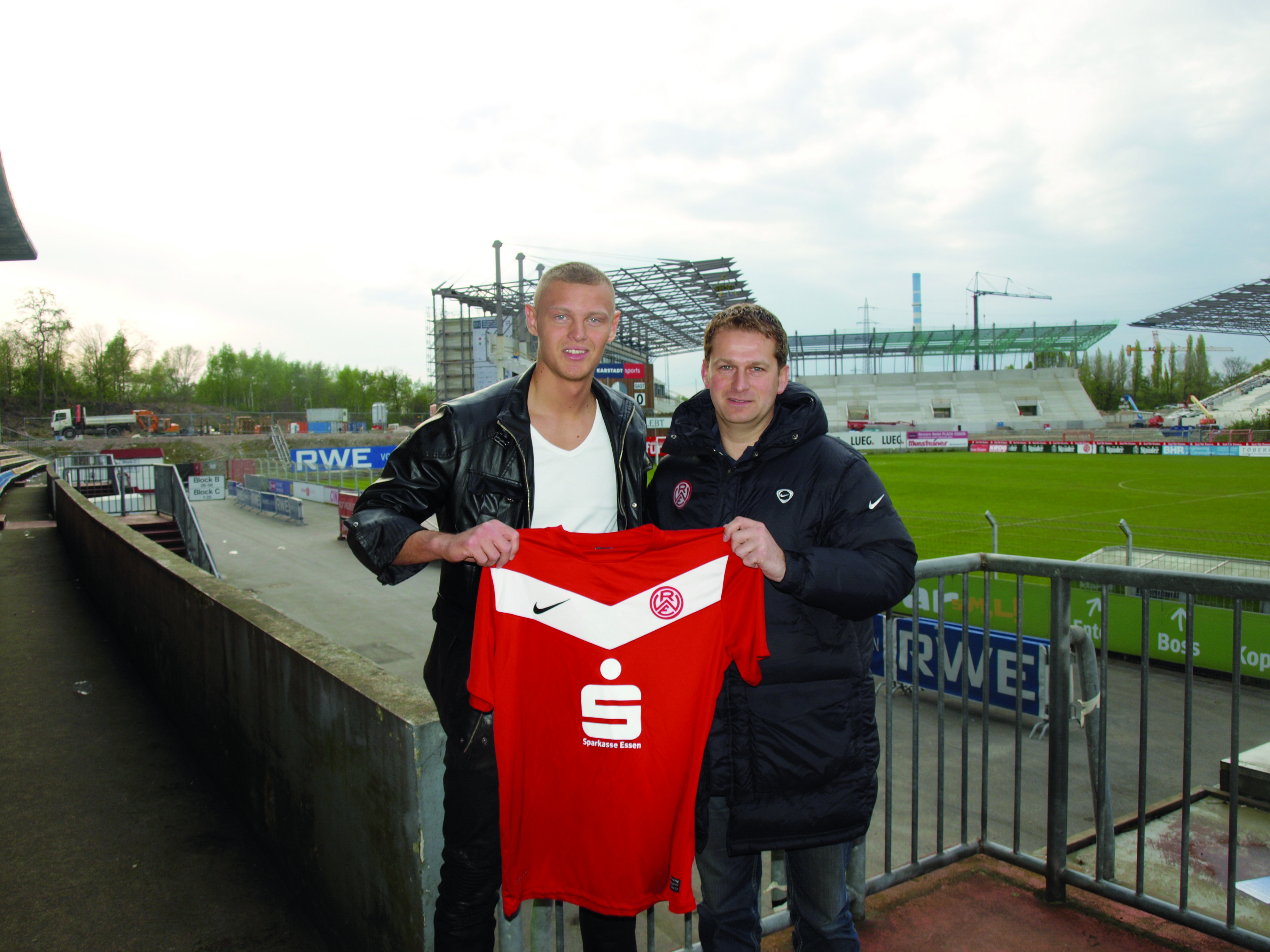 Michael Laletin (MSV II, 23 Jahre) zieht zur kommenden Saison das rot-weiße Dress über. Teammanager Damian Jamro freut‘s. Foto: RWE
