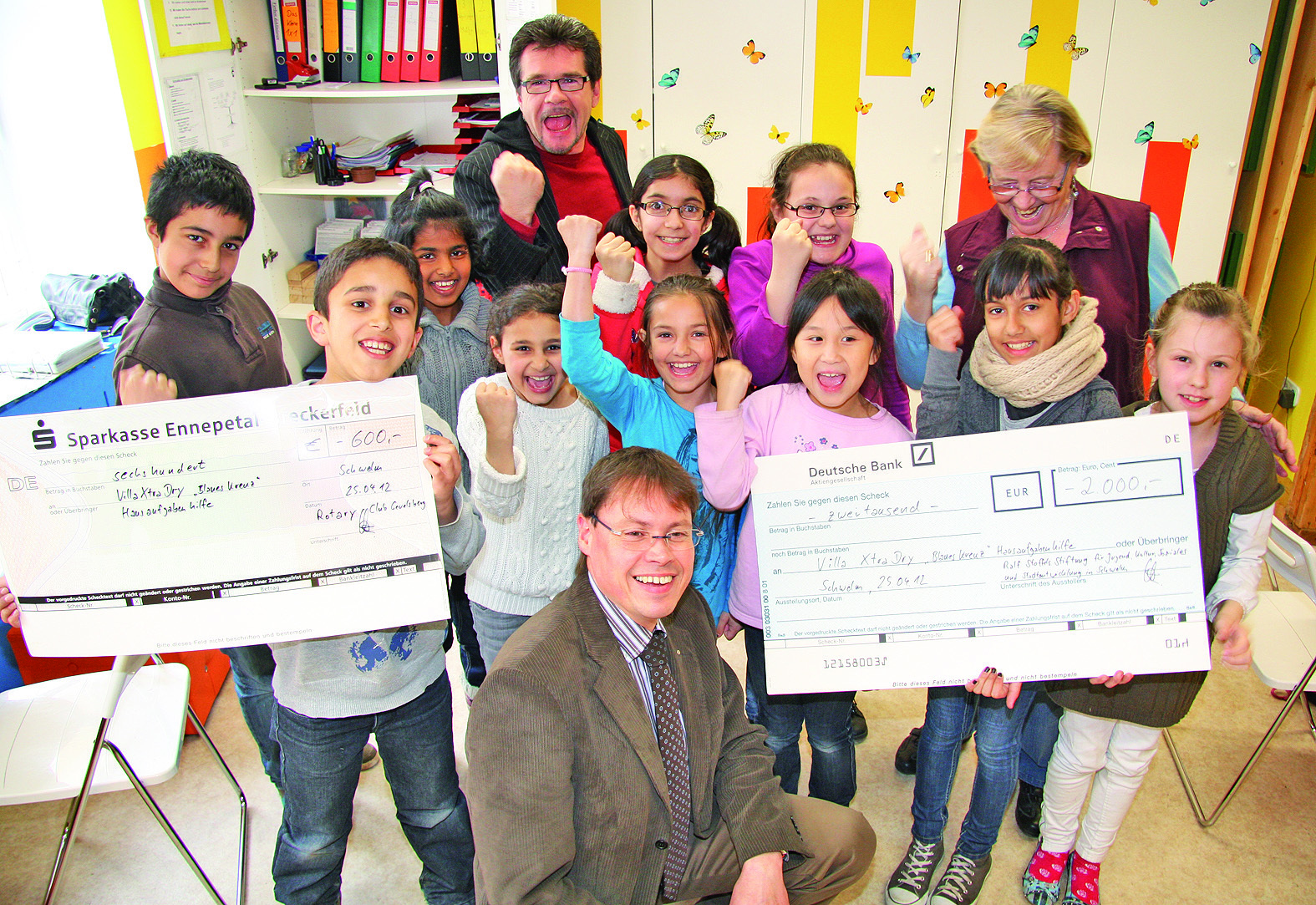 Mit Dirk Höllerhage (hinten links) freuen sich auch die Kinder der Hausaufgabenbetreuung über die Spende von Ralf Stoffels (vorne).Foto: aus dem Siepen