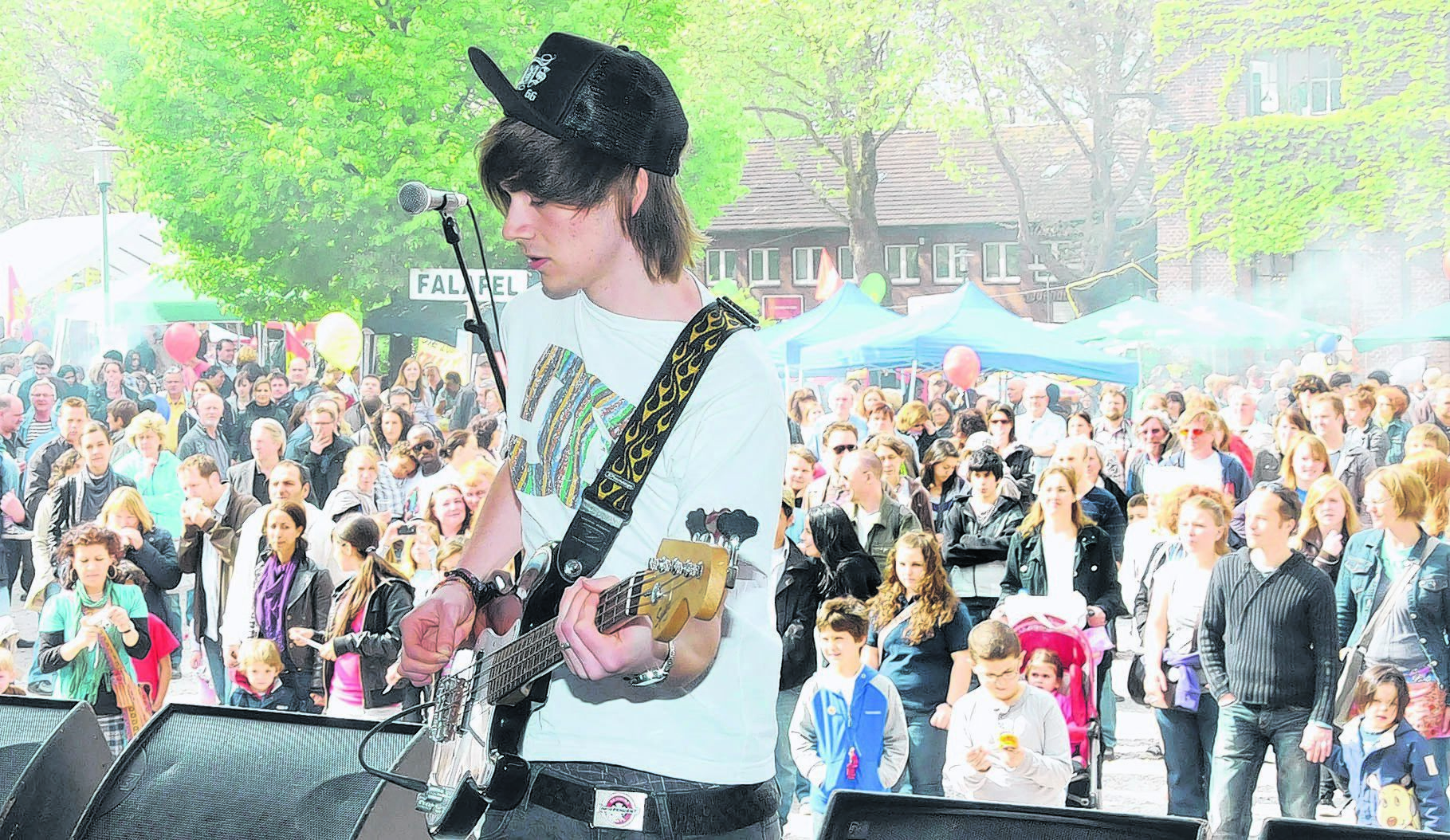 Musik, internationale Küche, Infos aus der Vereins- und Parteienlandschaft, Hüpfburg und Kletterwand - all das gibt es beim Maifest auf Carl.
Archivfotos: Gohl