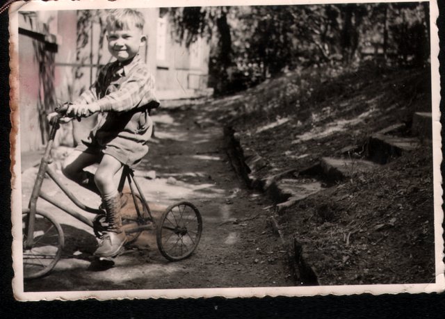 1952, da war er glücklich mit einem Metall-Dreirad!