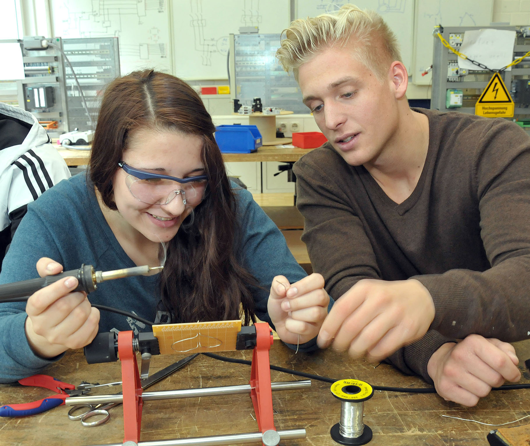 Eva (Mädchengymnasium Borbeck) arbeitet in der RWE-Ausbildungsstätte unter der Anleitung von Kevin (Azubi, 3. Lehrjahr). Foto: Gohl