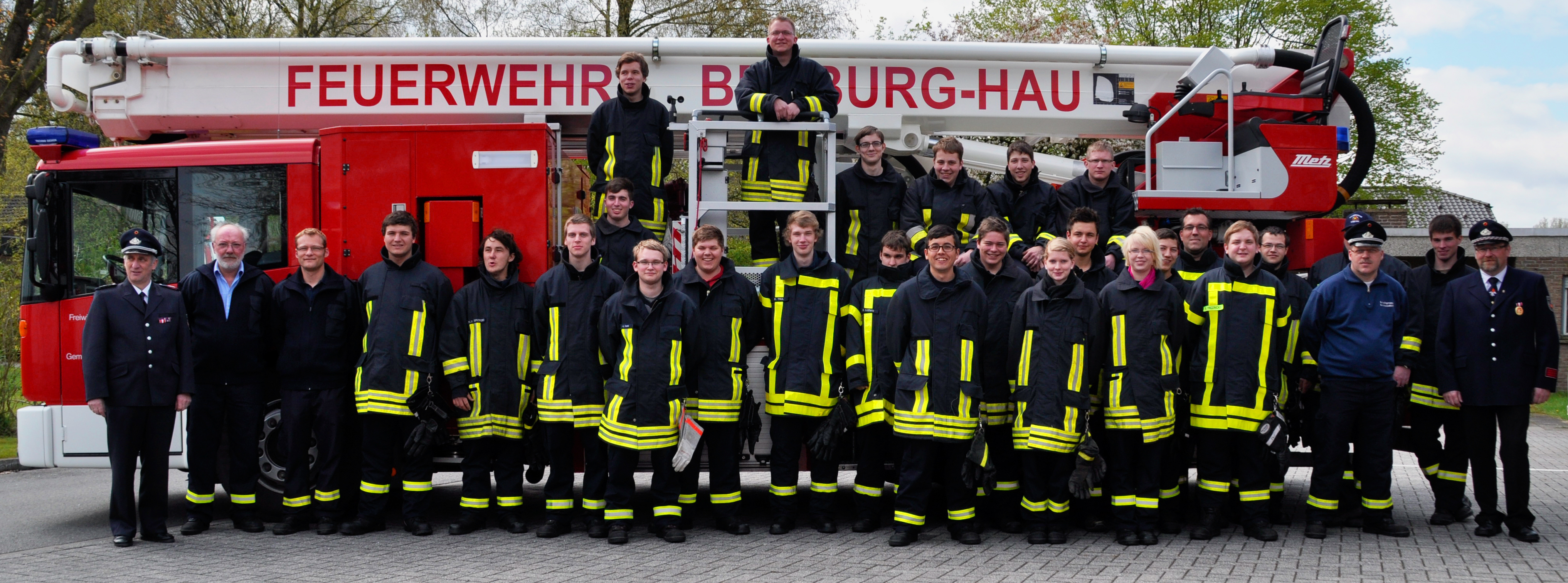 28 Feuerwehrmann-Anwärter beenden einen weiteren Teil ihrer Grundausbildung. Darunter waren Teilnehmer aus den Löschgruppen der Freiwilligen Feuerwehren Bedburg-Hau und Kalkar.