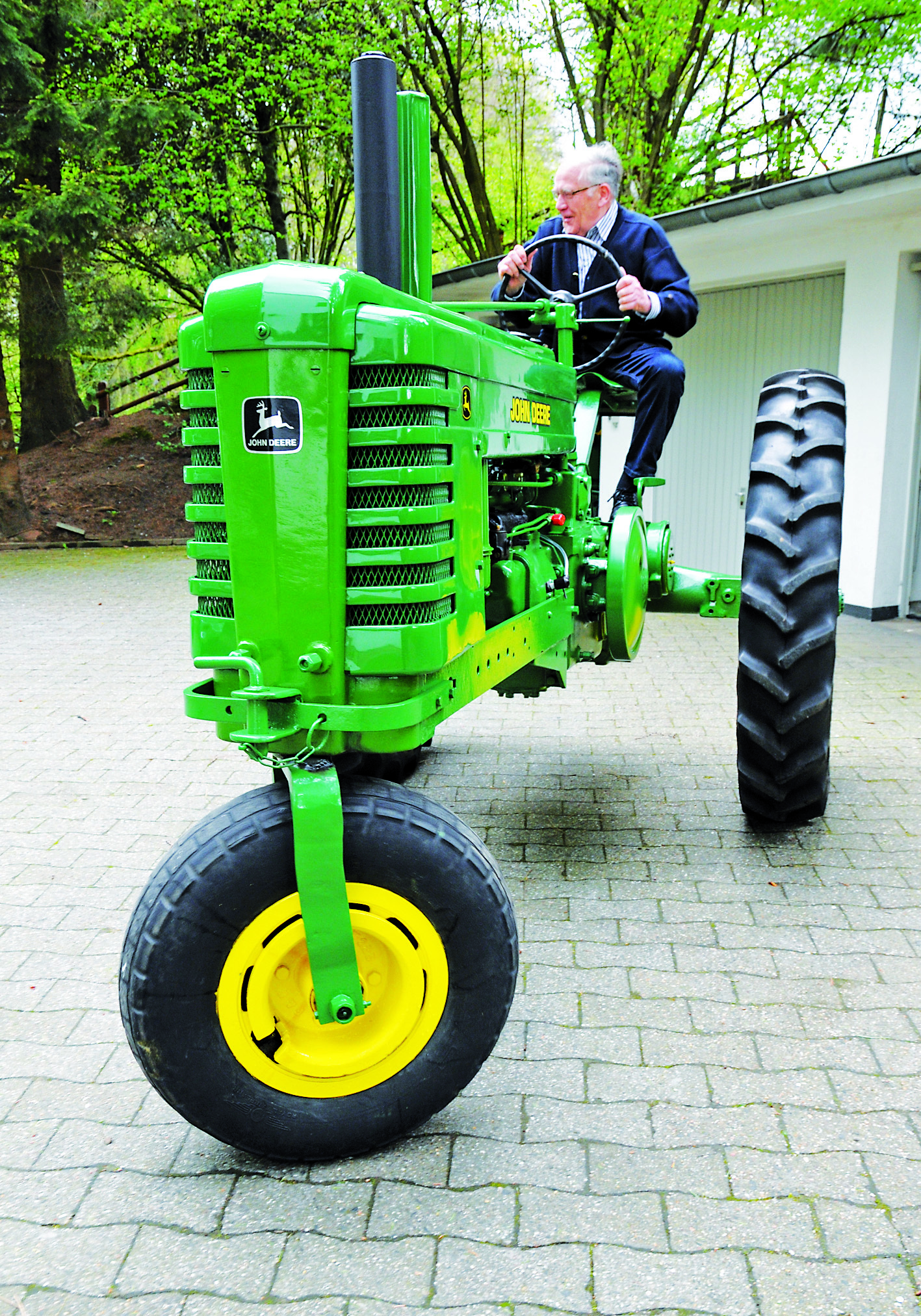 Drei Oldtimer-Traktoren hat Friedrich Herkendell aus Kettwig in seiner Garage stehen. Extra für das 5. Oldtimertreffen in Essen-Kettwig hat er seinen John Deere Bj'38, einen Deutz D-25 Bl'59 und einen McCormick D-320 Farmall auf Hochglanz gebracht.
