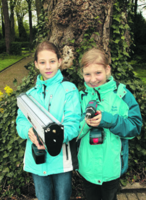 Wie die Profis: Katharina und Janina (v. li.) sind mit Spaß bei der Sache.Alle Fotos: Erler