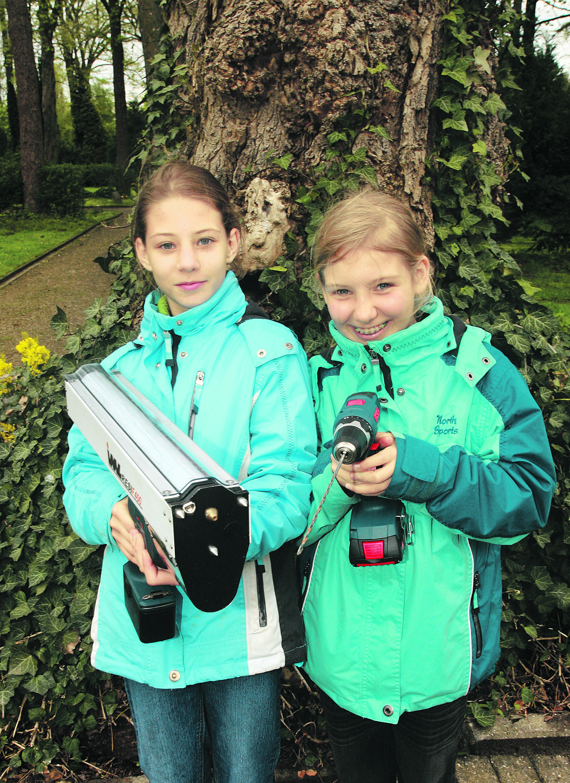 Wie die Profis: Katharina und Janina (v. li.) sind mit Spaß bei der Sache.Alle Fotos: Erler