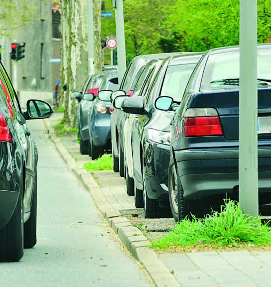 Parkplätze sind auf der Fahnhorststraße ein rares Gut. Die Situation wird sich eher noch verschärfen. Foto: Peter Hadasch