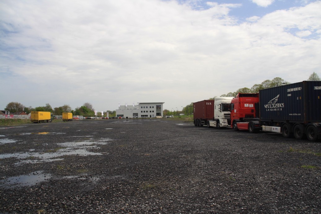 Illegaler LKW-Parkplatz Automeile