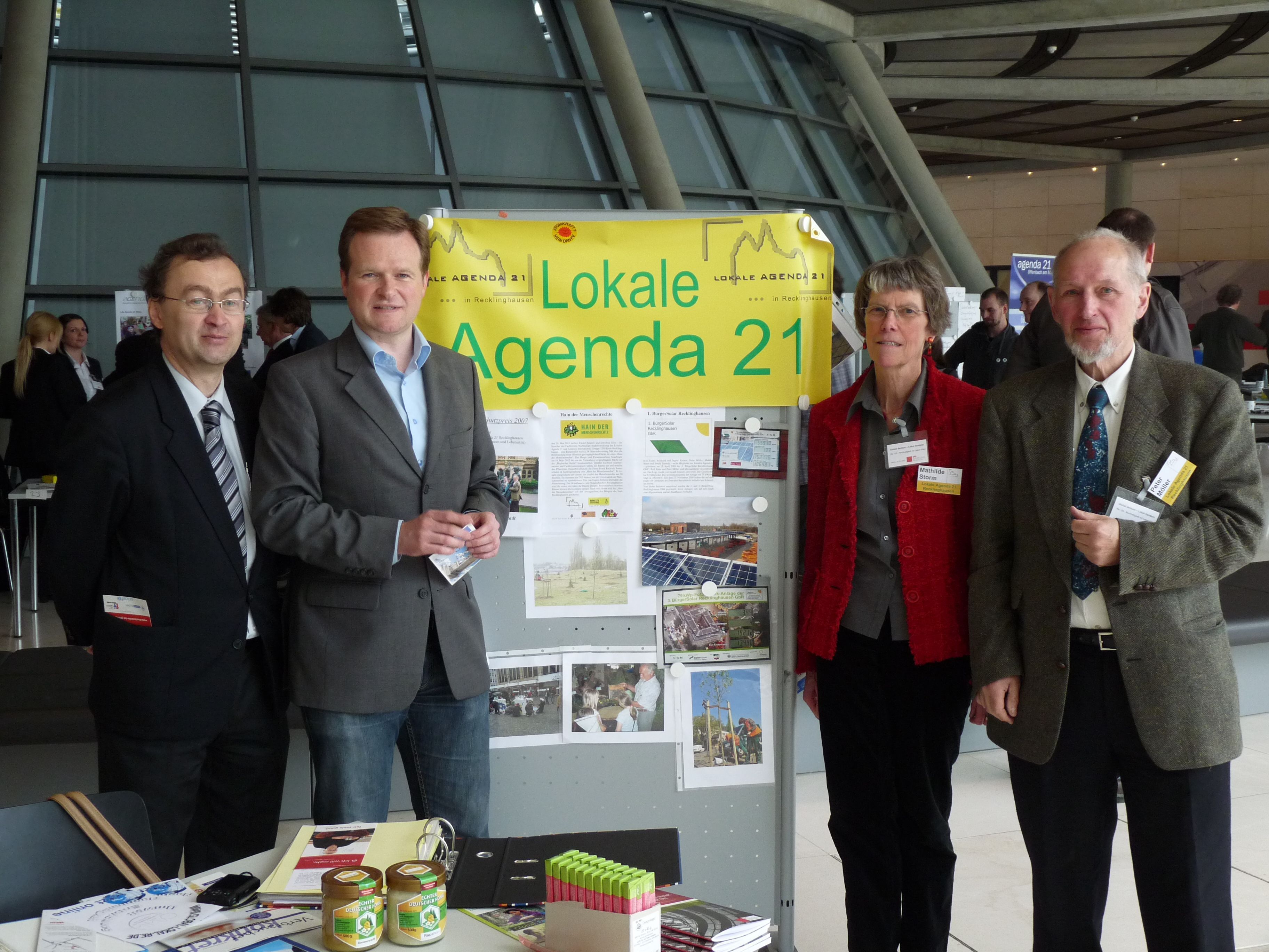 Ewald Zmarsly, Frank Schwabe, Mathilde Storm und Peter Möller am Infostand der Lokalen Agenda 21 Recklinghausen