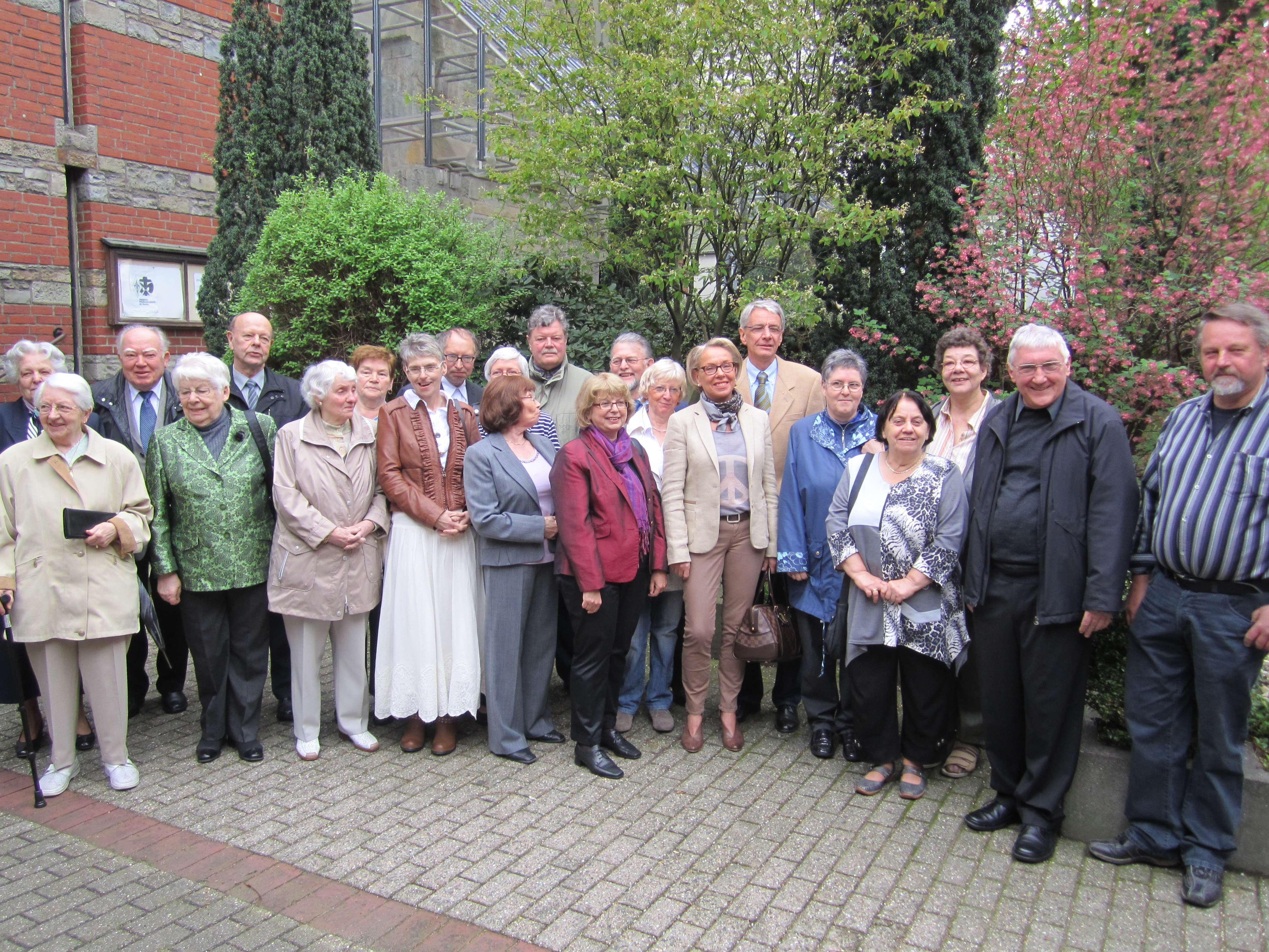 Gruppenbild der "Goldkommunionkinder". Feier zur Goldkommunion 2012 am 29.04.2012 für alle die vor 50, 60, 70 oder mehr Jahren zur Hl. Erstkommunion in den ehemaligen Pfarreien Sankt Engelbert oder Liebfrauen in Gevelsberg gegangen sind.