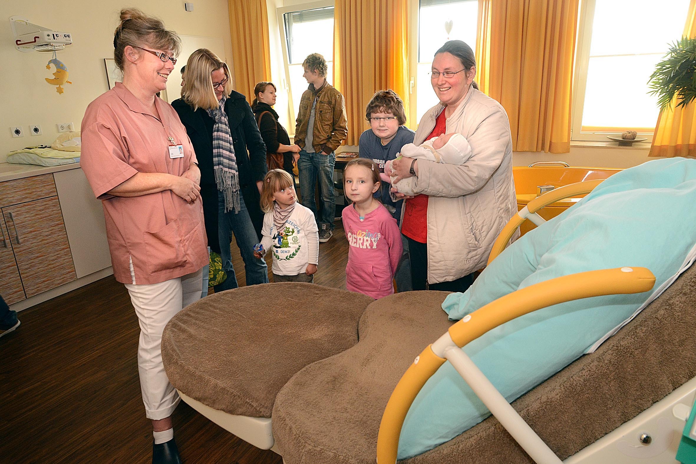 Beim Tag der offenen Tür der Frauenklinik führte Hebamme Andrea Arheit- Zumsande (l.) Besucher in den Kreißsaal des Knappschaftskrankenhauses in Brackel.