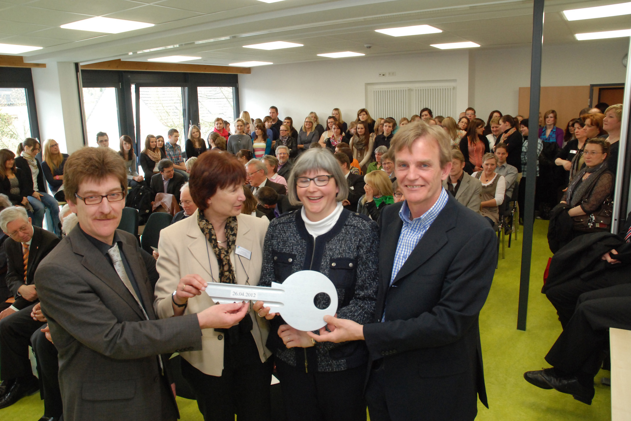 Barbara Dröst und Martina Kaiser, die Leiterinnen der Schulen, freuten sich über den Hausschlüssel, der von Bernd Lepski (Wirtschaftsförderung) und Architekt Hans-Rüdiger Tepe (re., Tepe & Grützbach) übergeben wurde. Fotos: Albrecht